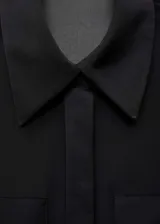 Camisa negra de gasa con tejido fluido, cierre de botones en la parte delantera, diseño recto, cuello camisero y mangas largas abotonadas.