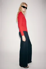 Jeans de tiro alto y estilo wide leg de Zara Woman Collection, confeccionados en denim negro con pespuntes en contraste. Presentan diseño de cinco bolsillos y cierre frontal con cremallera y botón.