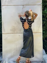 Falda midi color avellana con abertura lateral y cintura alta.