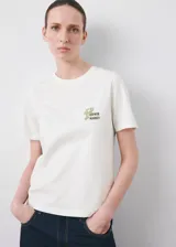 Remera de algodón blanca de corte recto con cuello redondo, manga corta y pequeño estampado en el pecho con la inscripción "Flower Market".