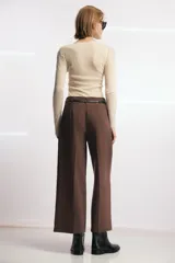 Pantalón culotte negro de tiro medio con trabillas y cinturón fino efecto piel con hebilla metálica. Presenta raya planchada y cierre de cremallera oculta en la costura.