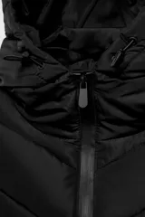 Cazadora de mujer con diseño híbrido, presenta un panel frontal acolchado con costuras en chevron y mangas y laterales en tejido liso. Cuenta con cuello alto, capucha ajustable con cordones elásticos y cierre frontal mediante cremallera.