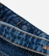 Pantalón mom jeans azul oscuro, tiro alto, con bolsillos delanteros y traseros, trabillas en la cintura, cierre frontal con botón y cremallera, y dobladillo doblado.