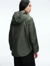 Campera Save The Duck modelo Zani, de color negro, con cierre frontal completo, capucha integrada y bolsillos laterales. Presenta un diseño ligero y funcional con puños elásticos.