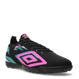 Championes de fútbol Umbro modelo Hit TF, color negro con detalles en fucsia y turquesa. Presentan el logo de la marca en el lateral y suela con tapones pequeños diseñada para césped sintético.