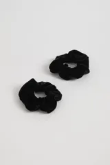 Pack de dos scrunchies de terciopelo negro.