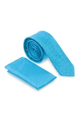 Corbatín celeste con diseño de flores blancas y pañuelo de bolsillo a juego.