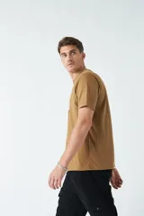 Remera de hombre color gris oscuro, manga corta y escote redondo, con un estampado rectangular frontal de motivos vegetales en tonos azules.