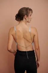 Top plateado de malla de strass con breteles anchos de cadena y espalda descubierta.