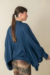 Camisa oversize marrón de viscosa con mangas largas terminadas en puños fruncidos.