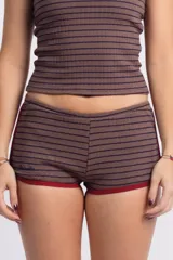 Short de tiro bajo, ajustado al cuerpo, con tejido acanalado a rayas horizontales marrones y azul oscuro. Presenta ribetes de color rojo en la cintura y en el borde de las piernas.