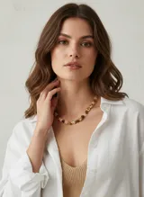 Collar de piedras naturales en tonos tierra y cuentas metálicas doradas con relieves, de diseño moderno y largo ajustable.