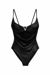 Body negro con escote drapeado y detalle metálico en forma de V en el centro del busto. Confeccionado en tela elastizada de acabado satinado y tirantes finos.