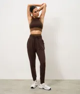 Pantalón jogger deportivo Get Over de color marrón, con cintura elástica ajustable con cordón, bolsillos laterales y puños elásticos en los tobillos.