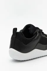 Zapatilla minimalista tipo barefoot de color verde menta, con diseño de suela plana y flexible, confeccionada en material textil transpirable con cordones a tono.