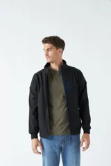 Campera softshell color gris con cierre frontal y cuello alto.