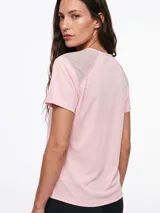 Remera deportiva negra de manga corta, con detalles de tela en malla transparente en los hombros.