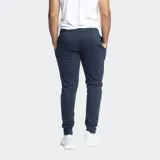 Pantalón de jogging Umbro color azul marino, con ajuste entallado, puños elásticos en los tobillos y logo de la marca bordado en blanco en la pierna.