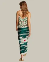 Top de tirantes finos con escote en V, confeccionado en viscosa con estampado temático western que incluye motivos de vaqueros, cactus y herraduras sobre fondo negro.