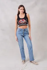 Musculosa corta de punto negra con diseño floral bordado en el frente y rayas horizontales blancas en el ruedo.