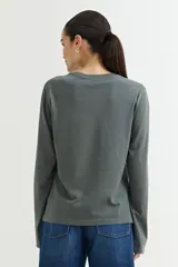 Remera negra de algodón, de corte recto y manga larga.