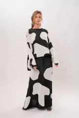 Buzo oversize de punto con estampado de manchas de vaca en blanco y negro.