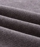 Suéter masculino de cuello redondo y manga larga, confeccionado en tejido fleece con textura suave. Presenta puños y ruedo acanalados, con un diseño minimalista y sin estampados.