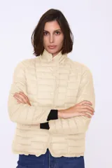 Campera negra matelaseada con volados en el frente y ruedo.