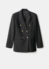 Chaqueta tipo blazer de doble botonadura en color negro, con solapas de muesca, bolsillos frontales con solapa y cierre de botones dorados. Presenta un diseño estructurado con forro interior.