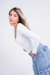 Body negro de mangas largas con escote redondo y cierre de cremallera plateada en el frente.