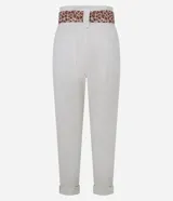 Pantalón mom de jeans color crudo, con trabillas en la cintura y pañuelo estampado animal print.