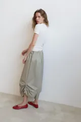 Camiseta de cuello redondo y manga corta, con corte regular fit.