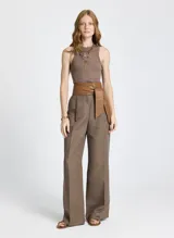 Musculosa color moca de punto rib, con cuello redondo y tirantes anchos. Corte ajustado.