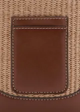 Bandolera porta celular Mango modelo Bilma, en color marrón y beige con textura trenzada, detalles en cuero sintético marrón, correa ajustable y desmontable, y cierre magnético.