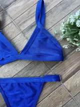 Conjunto de bikini azul eléctrico, con corpiño triangular fijo y bombacha colaless regulable.