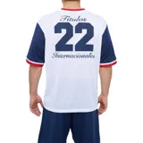 Remera de fútbol Umbro del Club Nacional de Football, modelo Match en color azul marino con mangas y canesú rojos. Cuenta con cuello en V con detalles blancos y azules, y el escudo del club bordado en el pecho.