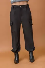 Pantalón cargo de tiro medio con bolsillos laterales tipo parche y puños elásticos en los tobillos.