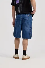 Bermuda cargo de jean color azul con lavado de efecto desgastado, corte amplio y bolsillos laterales con solapa.