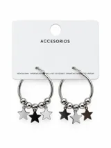 Aros argolla de metal plateado con abalorios esféricos y dijes colgantes en forma de estrella de diferentes tonos.