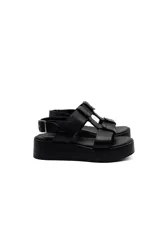 Sandalias de cuero color marrón con plataforma y tiras anchas.