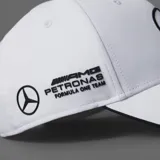 Gorro Adidas blanco con logo de Mercedes Benz bordado en negro en el frente y logo de Adidas bordado en negro en la visera.