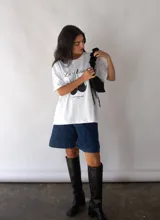 Short bermuda de jean azul oscuro, corte recto y tiro alto.