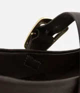 Zapatilla tipo bailarina Satinato de cuero negro, con punta cuadrada, tacón bajo y tira en el empeine con hebilla metálica dorada grande.