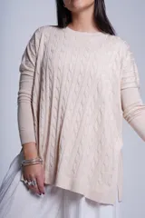 Sweater negro de punto con diseño de ochos, cuello redondo y mangas largas.