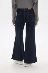 Pantalón jean negro de corte ancho.