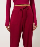 Pantalón deportivo Get Over de corte recto en color verde oscuro, confeccionado en microfibra elastizada. Cuenta con cintura elástica con lazo ajustable del mismo tejido y bolsillos frontales.