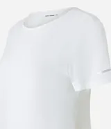 Remera deportiva de manga corta y cuello redondo, confeccionada en tejido texturizado con detalle reflectante y pliegue en la espalda, de la marca Get Over.