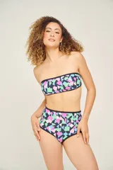 Corpiño strapless con estampado geométrico en tonos rosa, celeste, verde y negro, con elástico negro en los bordes.