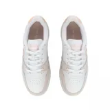 Championes Lacoste modelo L001 Set 225, de diseño urbano en color blanco con detalles en beige claro. Presentan el logo del cocodrilo en tono metalizado cobrizo en el lateral, paneles de gamuza en la puntera y el talón, y suela de goma con relieve.