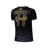 Remera deportiva negra con cuello en V y mangas cortas, confeccionada en tejido tipo malla transpirable. Presenta el nombre "Lakers" bordado en el pecho con letras amarillas y bordes morados y blancos. En la parte inferior cuenta con un gráfico impreso que simula el horizonte de una ciudad en tonos grises y morados, y detalles de líneas amarillas y moradas en el cuello y los puños.